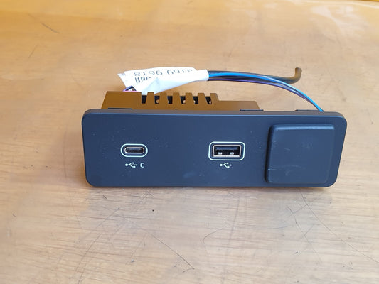 ✅2022 RANGE ROVER EVOQUE L551 USB PORT SOCKET L8B2-19E110-CD + WARRANTY A169 - Image 1