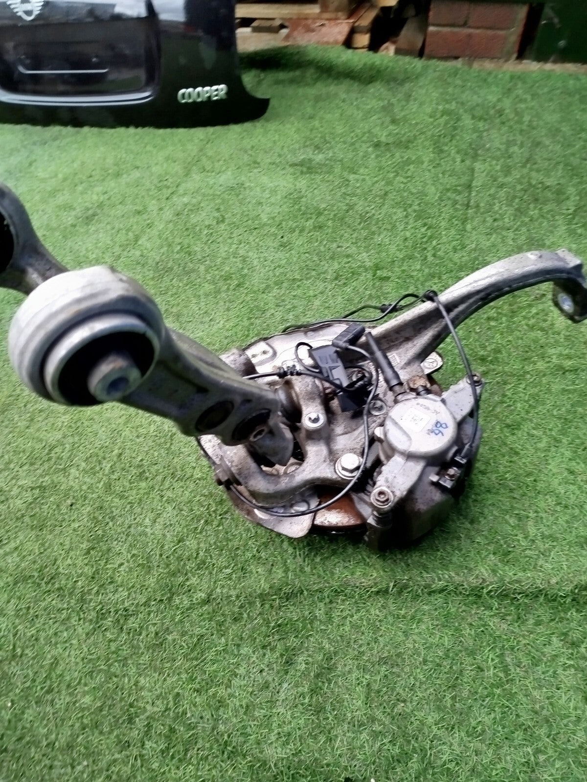 ✅2016 MERCEDES C CLASS W205 FRONT RIGHT WHEEL HUB WITH ARMS A2052200 + WARRANTY - Image 7