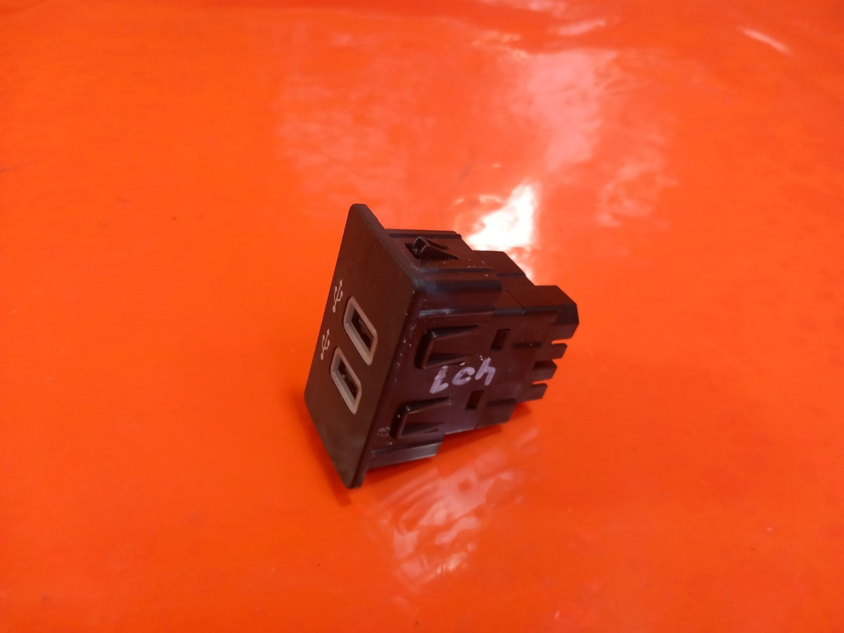 2021 Ford Ranger Wildtrak USB Charger Port HC3T-14F014-BD Warranty A407 - Image 2