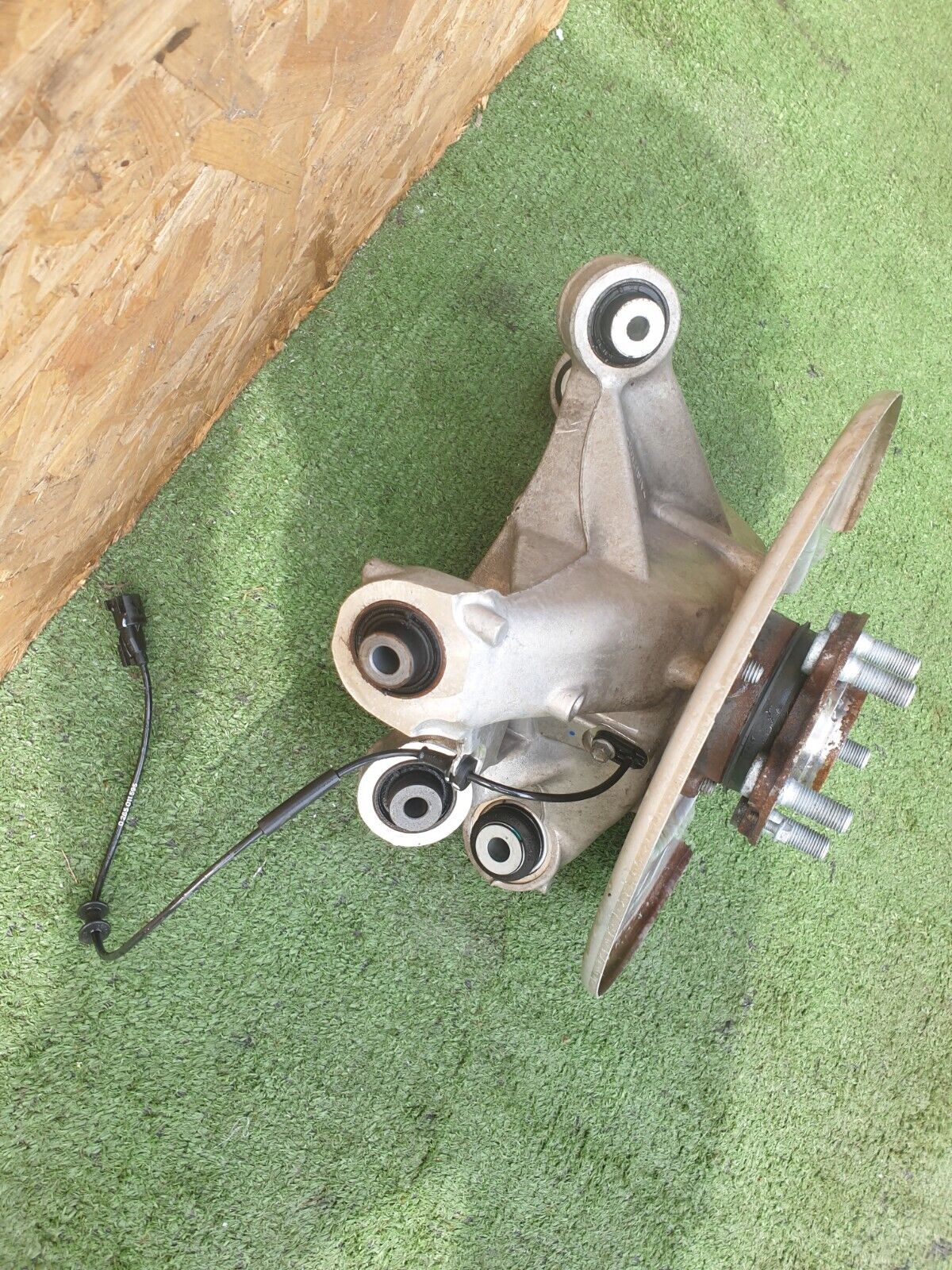 2022 TESLA MODEL Y REAR RIGHT SPINDLE KNUCKLE HUB 1044666-00-C + WARRANTY A172