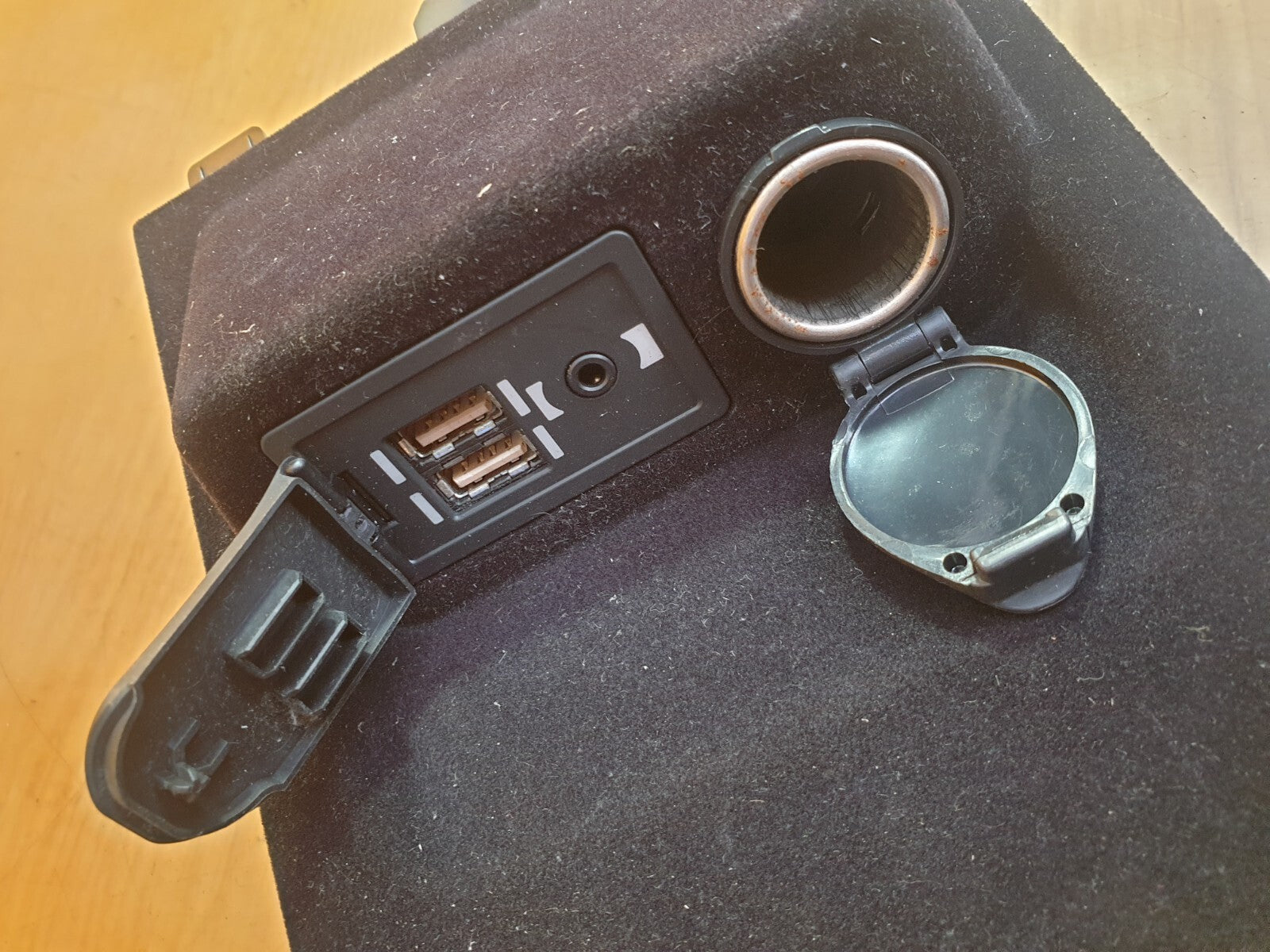 ✅2019 Lexus NX 300H Center Console AUX Jack & USB Switch 86190-11010 A146 - Image 7