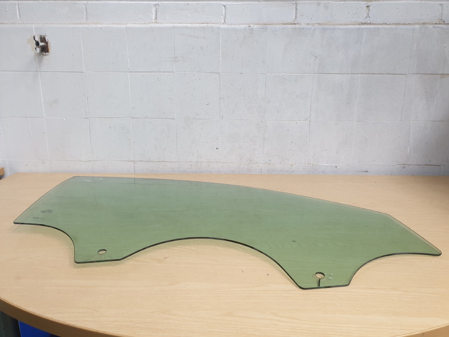 2020 SKODA KAROQ 1.0 TSI PETROL DOOR WINDOW GLASS FRONT RIGHT 575845202 A045 - Image 2