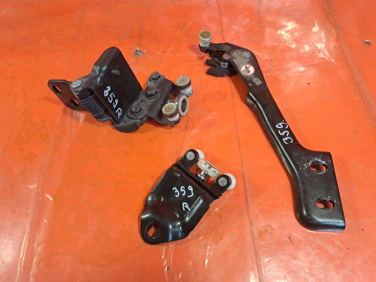 ✅Ford Tourneo Custom 2.0 Diesel 2017 Right Sliding Door Hinges BK21V25000AB A359 - Image 1
