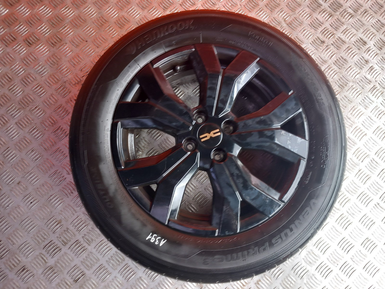 2024 Dacia Jogger Alloy Wheel with Tyre 205/60 R16 403004026R Warranty A391 - Image 1