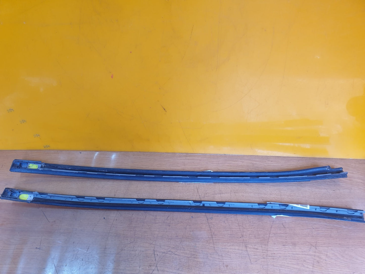 2014 BMW 5 Series F11 Windscreen Moulding Trim Pair 7362463 7362464 A153 - Image 4
