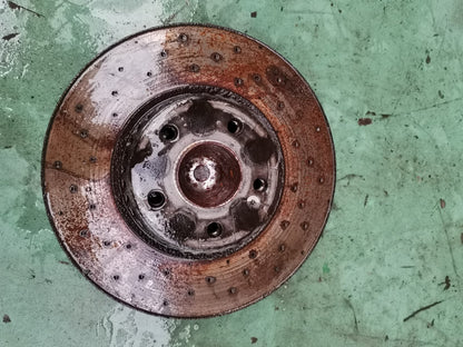 MERCEDES C200 W205 2.0 PETROL 2015 AMG FRONT WHEEL BRAKE DISC AND HUB BEARING - Image 2