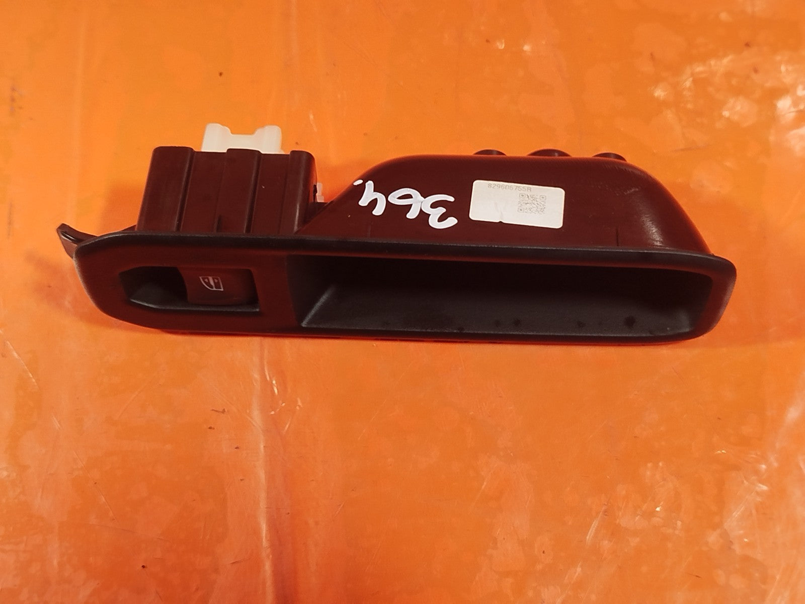 ✅2024 DACIA DUSTER JOURNEY REAR RIGHT WINDOW CONTROL TRIM 829606755R A364 - Image 3