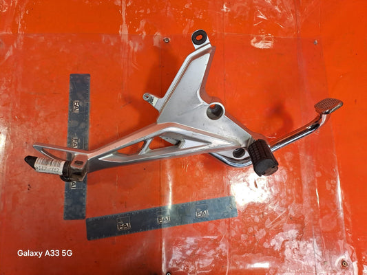 ✅HONDA GLR125 1W PETROL 2019 RIGHT FOOT REST WITH BRACKET & BRAKE PEDAL Warranty - Image 1