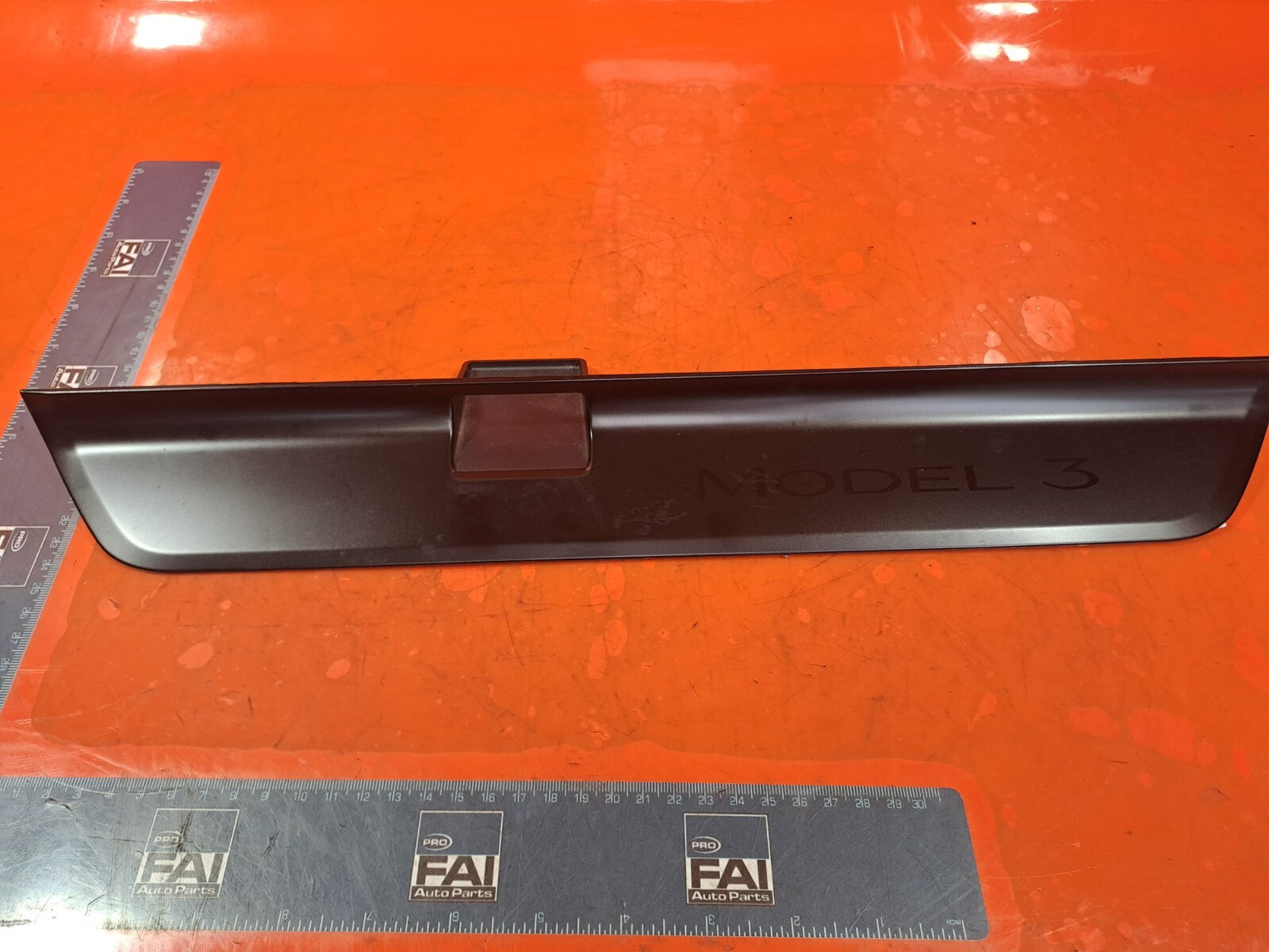 2024 TESLA MODEL 3 LONG FRONT RIGHT SILL PLATE 1763670-00 + WARRANTY A207 - Image 1