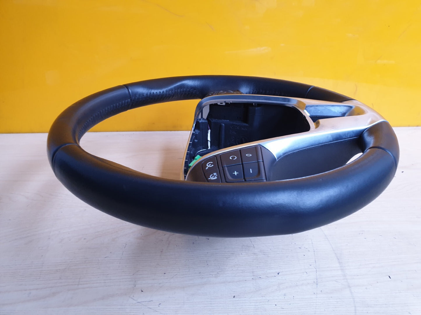 2018 VOLVO V40 Multifunction Steering Wheel 34220710A 34220709A X00 - Image 8