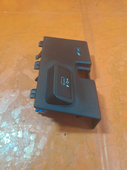 ✅BMW G20 320I M SPORT 2.0 PETROL 2021 CENTRE CONSOLE USB SOCKET PORT 7943067 - Image 7