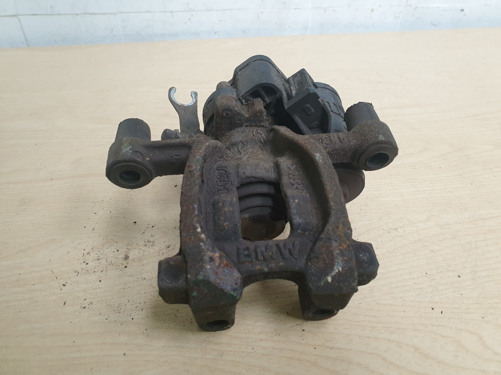 BMW F46 216D 1.5 DIESEL 2018 LEFT REAR BRAKE CALIPER - Image 8