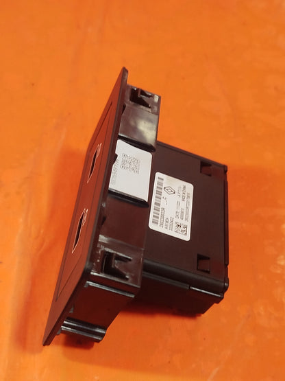 ✅2024 DACIA DUSTER JOURNEY USB AND CHARGING PORT 280230033R + WARRANTY A364 - Image 2