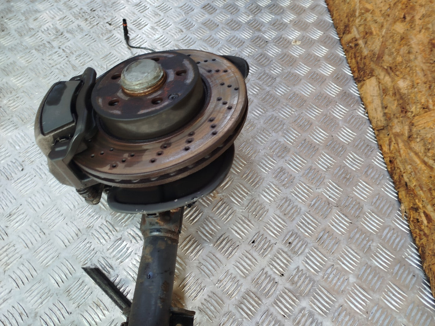 ✅MERCEDES C250 W204 2.1 DIESEL 2011 FRONT LEFT SUSPENSION LEG HUB A2043202866