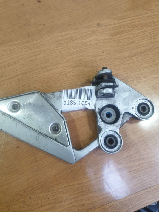✅2007 YAMAHA FZ6 FAZER S2 PETROL FRONT LEFT SIDE FOOTREST HANGER + WARRANTY A185