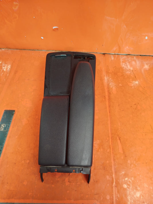 ✅MERCEDES C250 W204 2.1 DIESEL 2011 CENTRE CONSOLE LEATHER ARMREST A2046801339