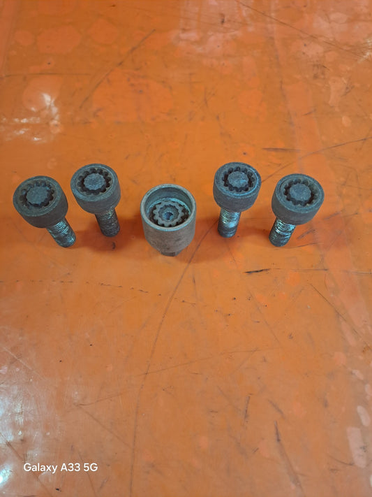 ✅SSANGYONG TIVOLI EX 1.6 DIESEL 2017 LOCKING WHEEL NUTS Warranty A230