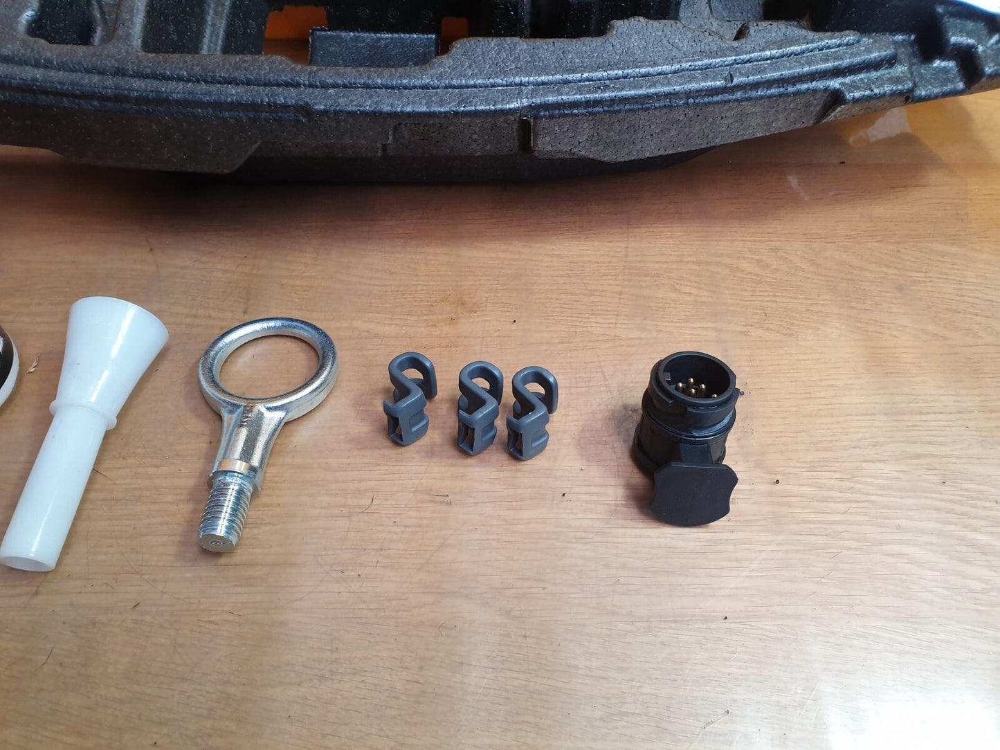 2016 LAND ROVER DISCOVERY SPORT L550 2.0D TYRE REPAIR TOOL KIT FK7219G381BE A155