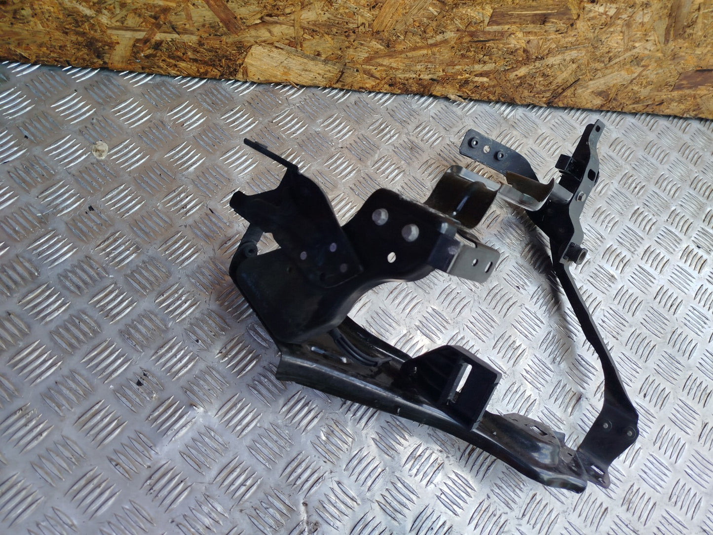 ✅MERCEDES C250 W204 2.1 DIESEL 2011 FRONT LEFT HEADLIGHT BRACKET A2046200991
