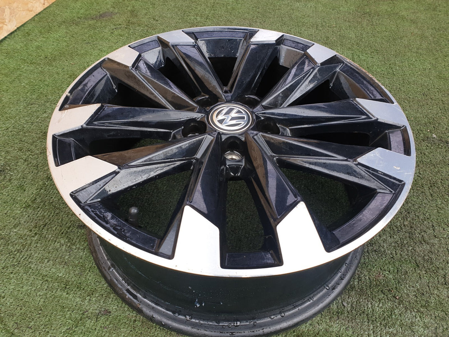 ✅VW T-ROC R-LINE 1.5 PETROL 2018 16in ALLOY WHEEL 2GM601025 scrath A120