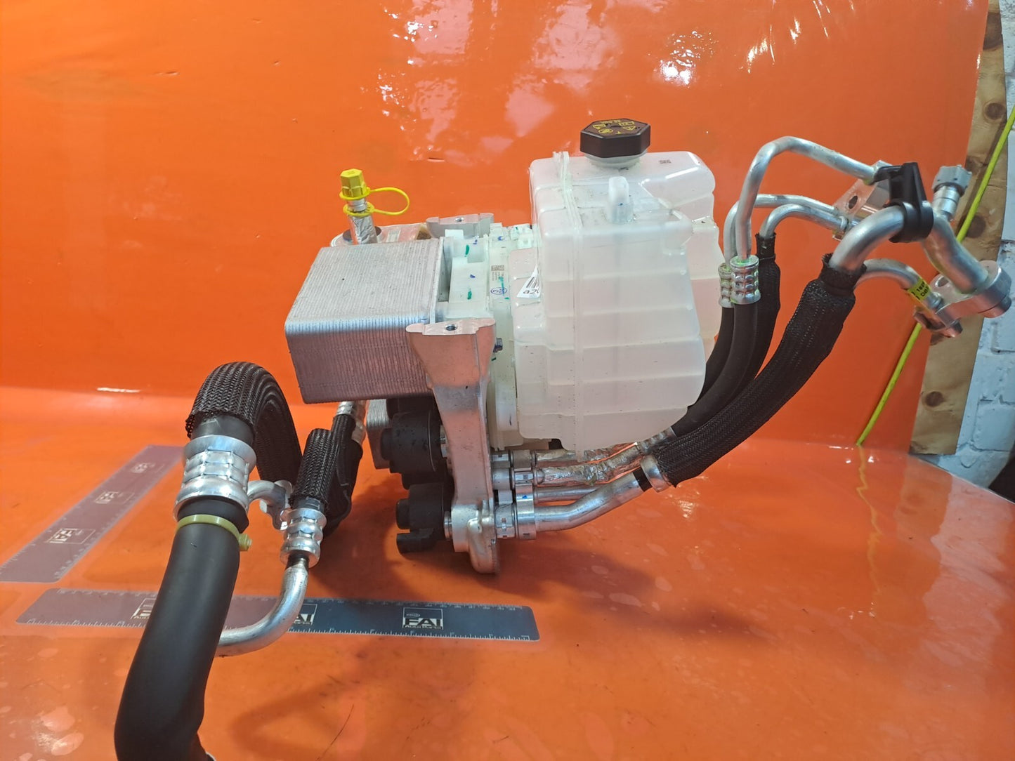 TESLA Model 3 Long 2024 COOLANT EXPANSION TANK 1547595-A2-F 1523002-00-B A207