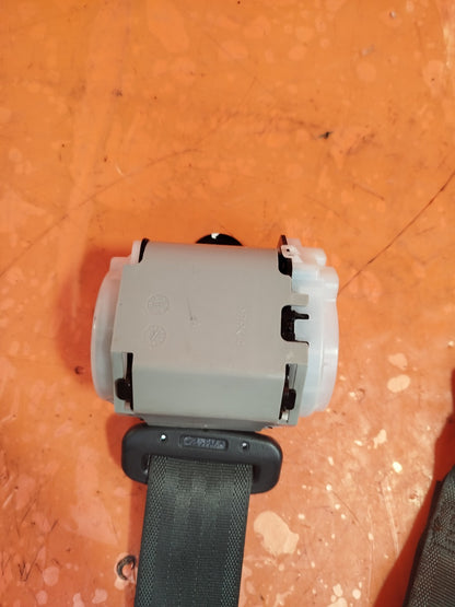 ✅SSANGYONG TIVOLI ELX REAR CENTRE MIDDLE SEAT BELT 75605-35000 Warranty xAA