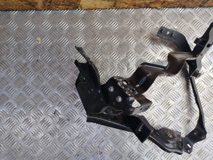 ✅MERCEDES C250 W204 2.1 DIESEL 2011 FRONT LEFT HEADLIGHT BRACKET A2046200991