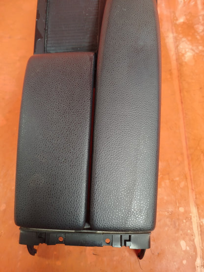 ✅MERCEDES C250 W204 2.1 DIESEL 2011 CENTRE CONSOLE LEATHER ARMREST A2046801339