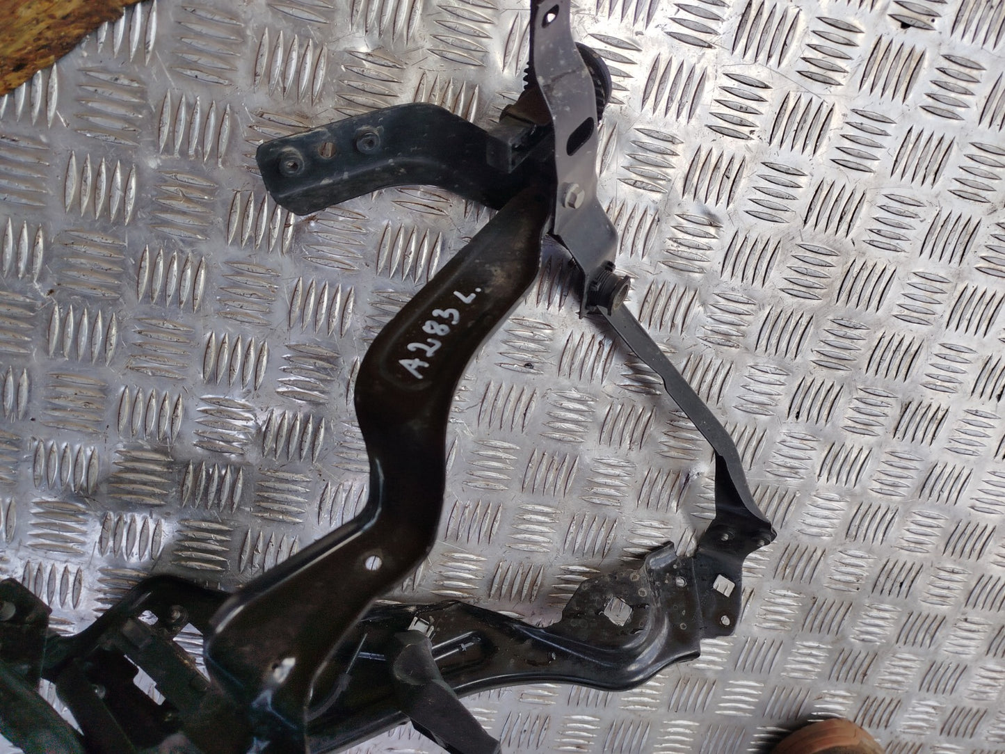 ✅MERCEDES C250 W204 2.1 DIESEL 2011 FRONT LEFT HEADLIGHT BRACKET A2046200991