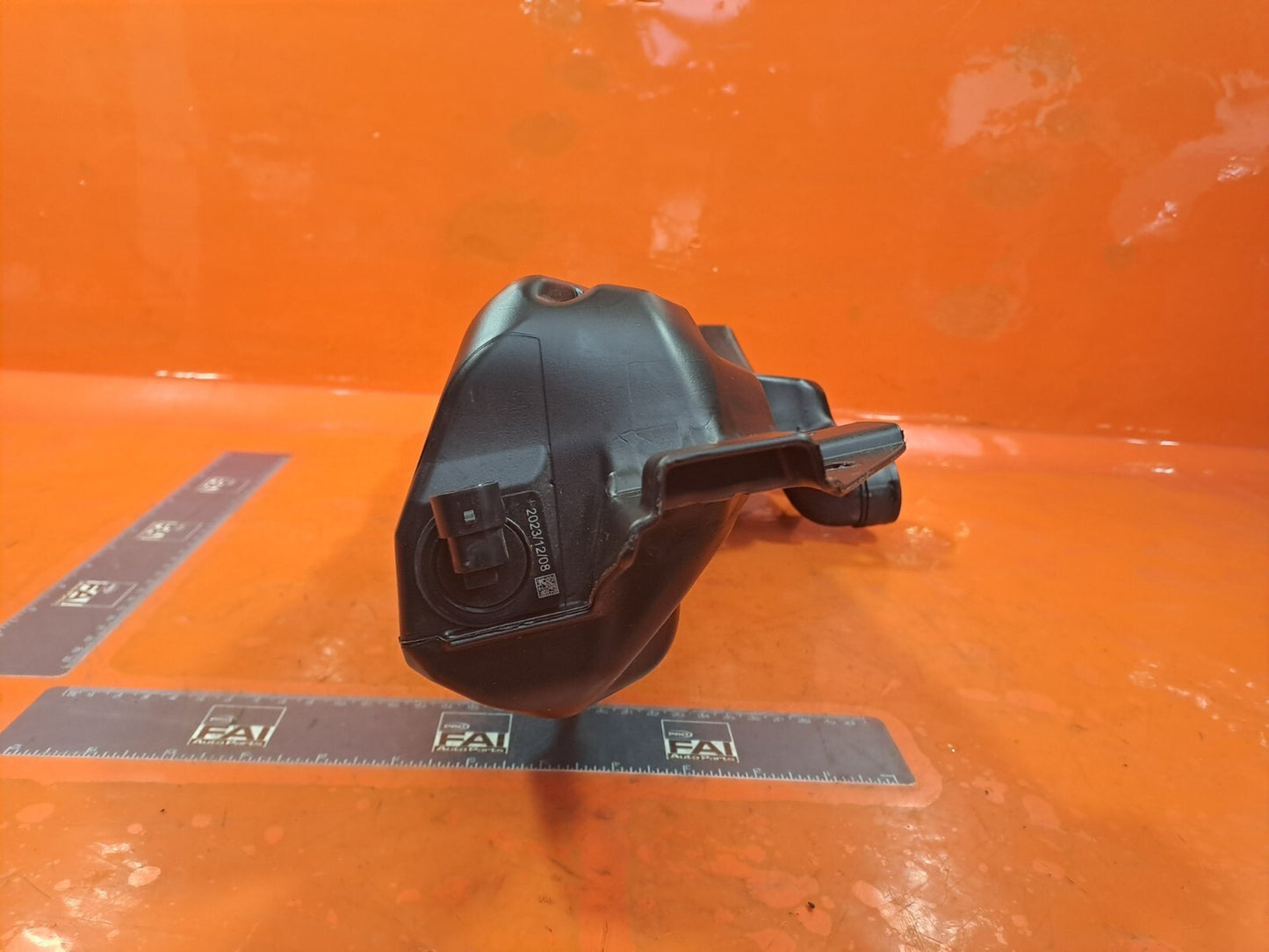 2024 TESLA MODEL 3 LONG WASHER BOTTLE 1739233-00-G + WARRANTY A207