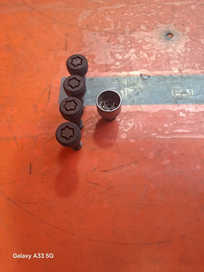 ✅SSANGYONG TIVOLI EX 1.6 DIESEL 2017 LOCKING WHEEL NUTS Warranty A230