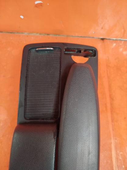 ✅MERCEDES C250 W204 2.1 DIESEL 2011 CENTRE CONSOLE LEATHER ARMREST A2046801339