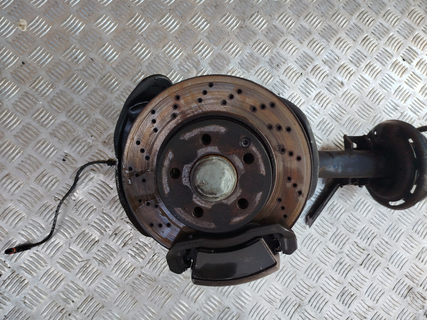 ✅MERCEDES C250 W204 2.1 DIESEL 2011 FRONT LEFT SUSPENSION LEG HUB A2043202866