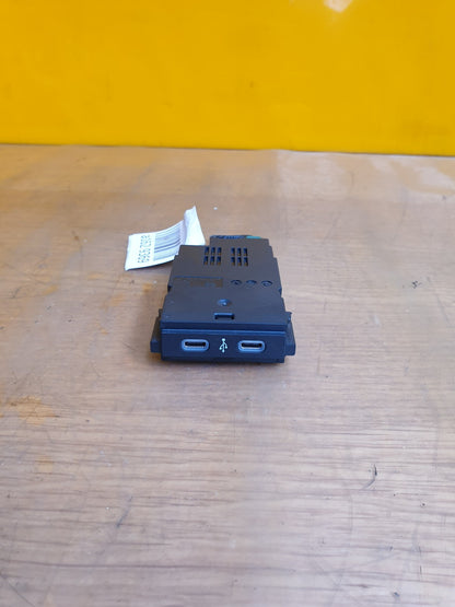 ✅2024 VW TAIGO R-LINE 1.0P DOUBLE USB PORT SOCKET CONNECTOR 2G6035700 + WARRANTY