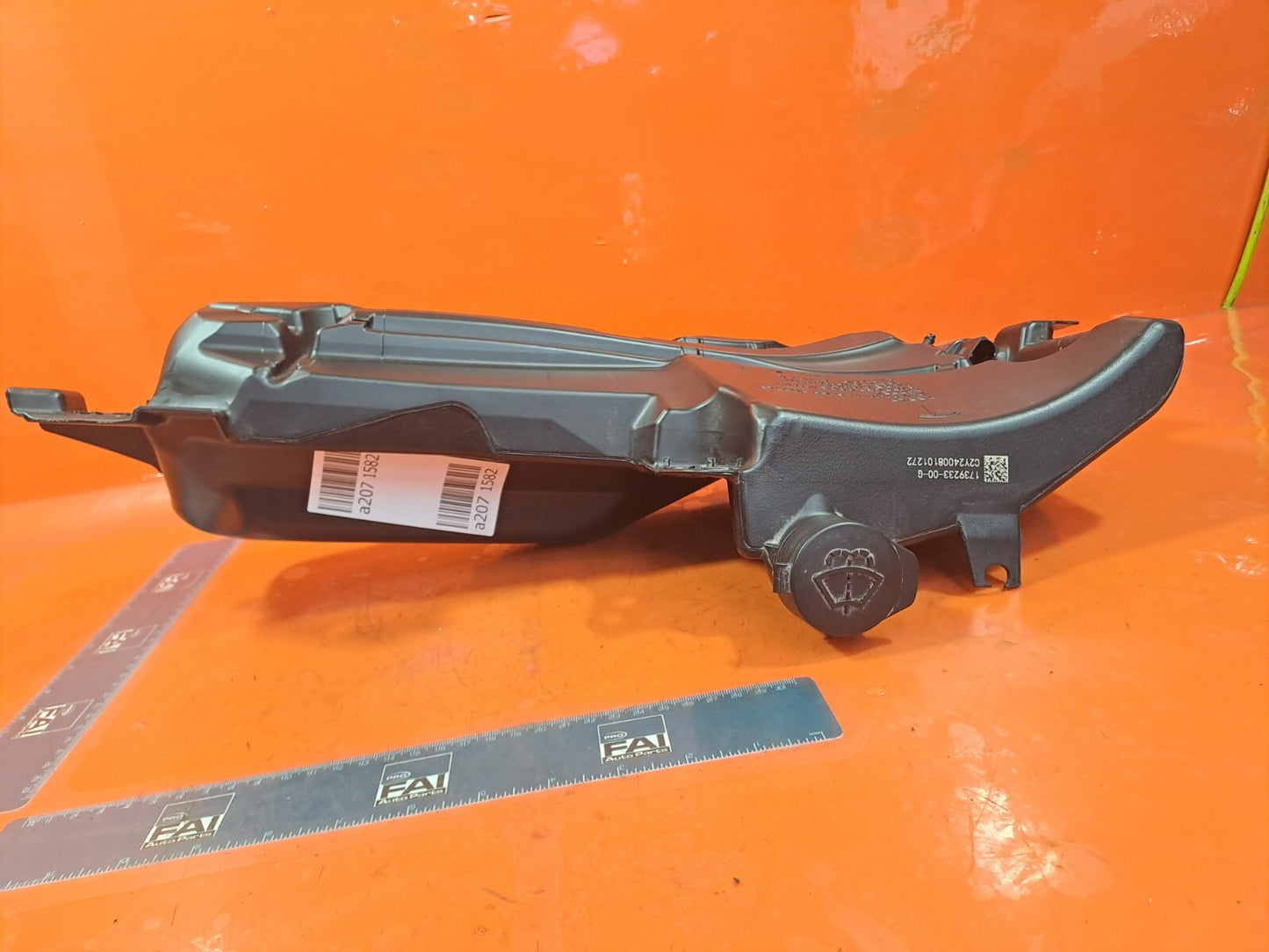 2024 TESLA MODEL 3 LONG WASHER BOTTLE 1739233-00-G + WARRANTY A207