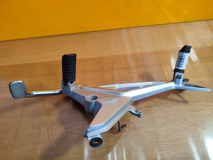✅HONDA GLR125 1W PETROL 2019 RIGHT FOOT REST WITH BRACKET & BRAKE PEDAL Warranty