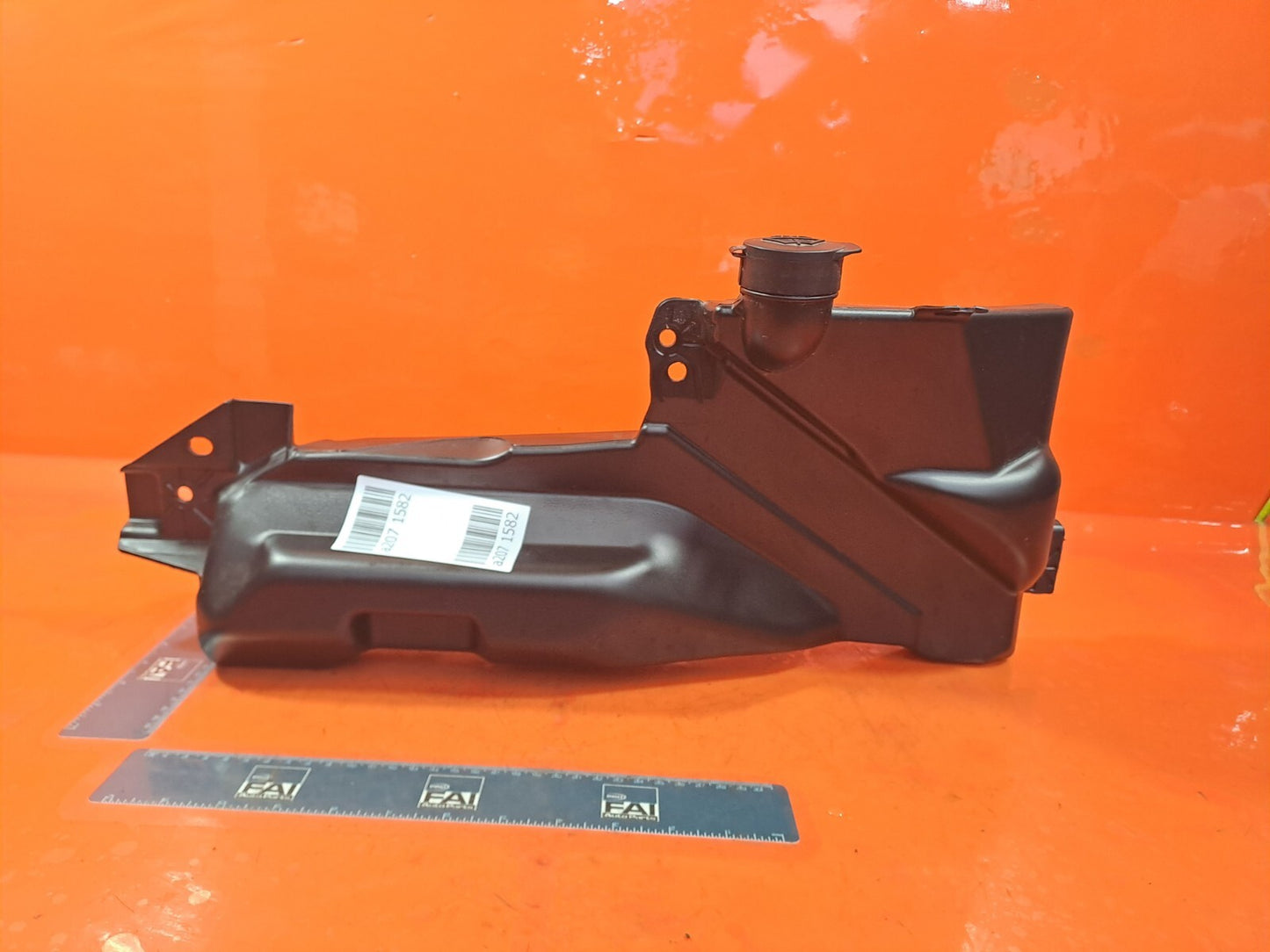 2024 TESLA MODEL 3 LONG WASHER BOTTLE 1739233-00-G + WARRANTY A207