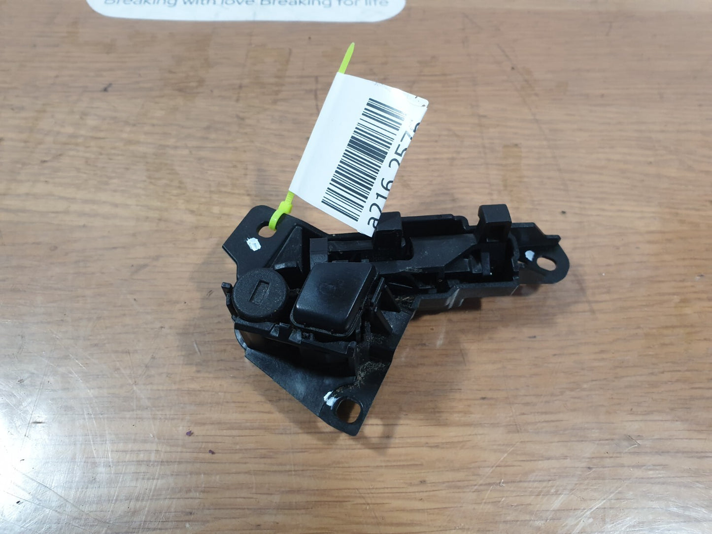 2010 BMW 5 SERIES F11 2.0D CENTRE CONSOLE ARMREST LOCK MECHANISM 03F1010023 A216
