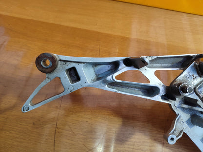✅HONDA GLR125 1W PETROL 2019 RIGHT FOOT REST WITH BRACKET & BRAKE PEDAL Warranty